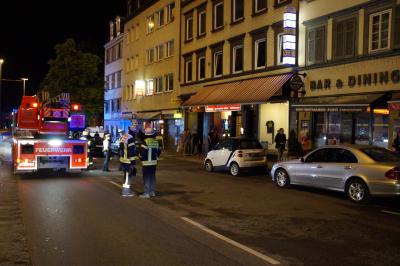 Schwelbrand im Keller eines Mehrfamilienhauses loest Grosseinsatz in Stuttgart aus